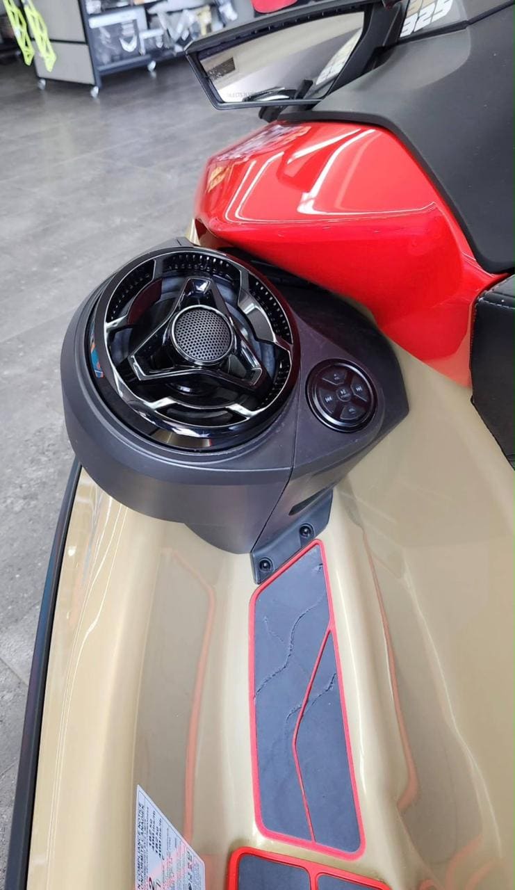 BRP Sea-Doo RXT-X 325 (2025) — фотография 2